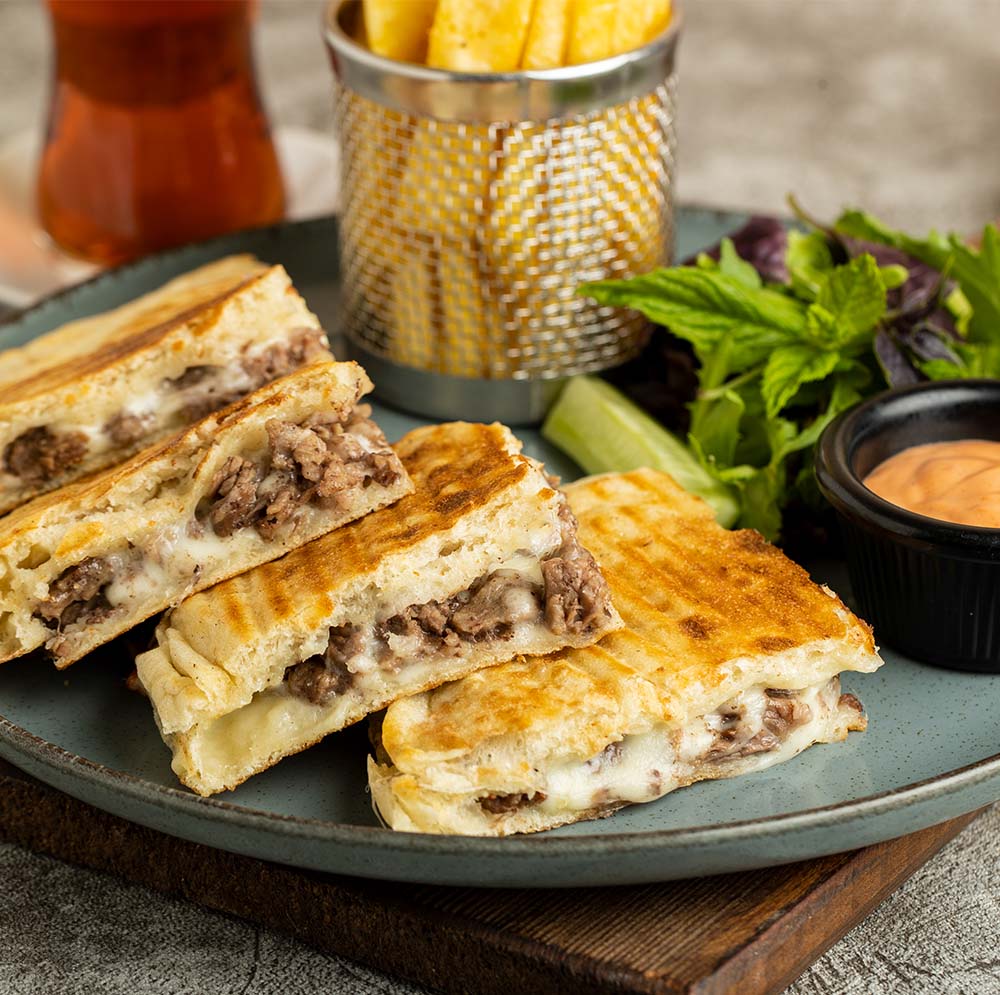 Kavurma Kaşarlı Tost